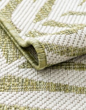 Detail image of  13' x 13'  Washable Botanical Indoor / Outdoor Round Rug