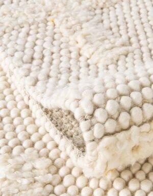 Detail image of  4' 1 x 6' 1  Hand Woven Lana New Zealand Wool Rug